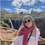 Profesora con conocimientos en enseñanza y aprendizaje